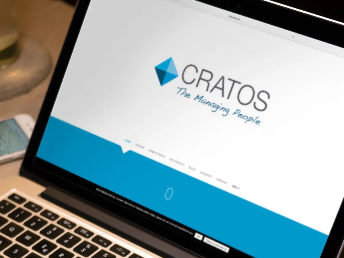Cratos-Website auf einem Notebook